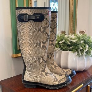 Women’s waterproof boots by Hunter in Size 10 in Carnaby Snake